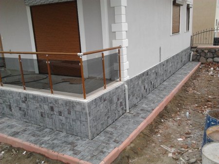 Beyaz Evlerde Villa Bahçesi